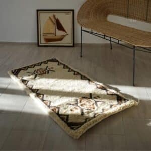 Tapis berbère près d'un tableau