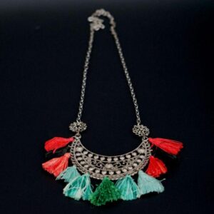 Collier ethnique pompons tricolore pour femme