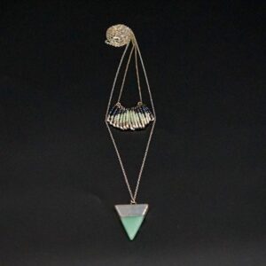Collier en pierre et épingles pour femme