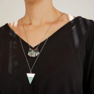 Collier en pierre et épingles pour femme