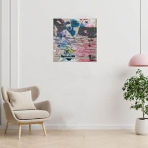 tableau caree art abstract pendu près d'une sofa et plante