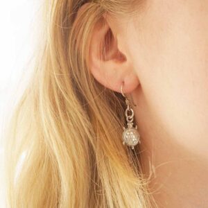 boucles d'oreille tortue sur une femme