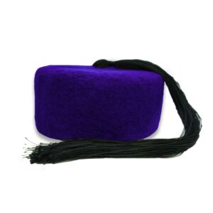 chechia bleue avec pompom dans un fond blanc