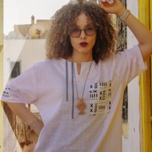 chemise unisexe rose clair en berbère avec poche blanche stylisée en motifs berbère