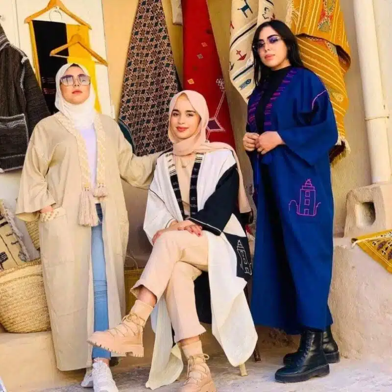 Trois femmes élégantes, tenues bleu beige noir et blanc, style chic, mode moderne.