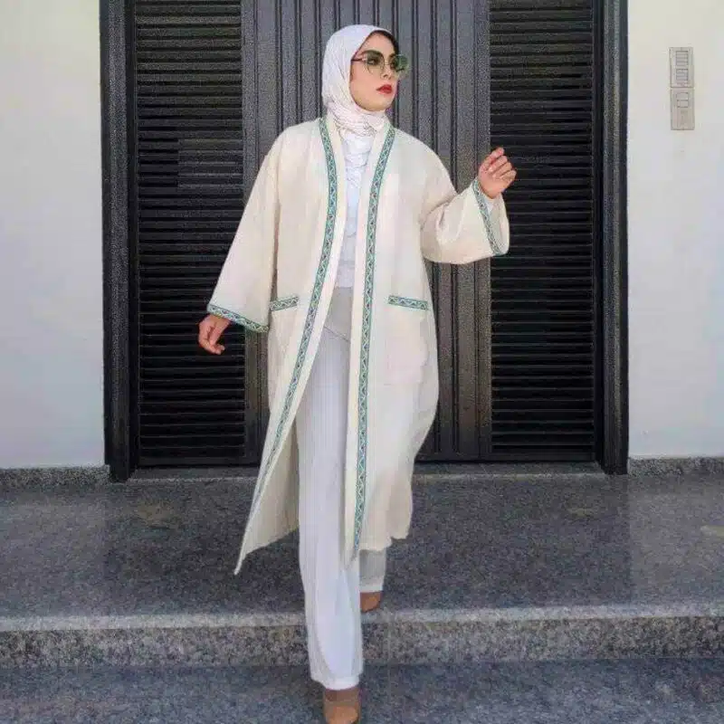 Kimono blanc élégant, broderie verte, vue de face, style artisanal.