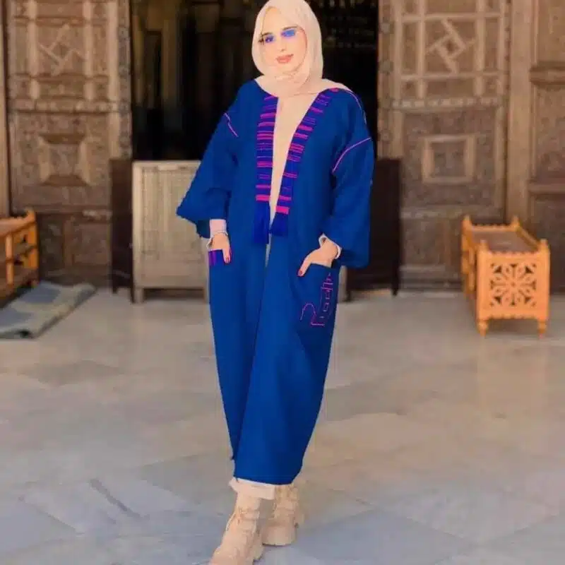 Femme portant un kimono bleu brodé à la main avec des détails mauves, vue complète, signé Aida Handcraft.
