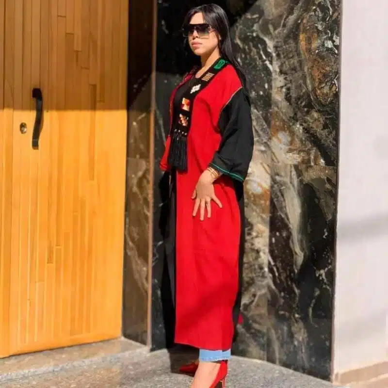 Détail du kimono rouge long avec broderies élégantes