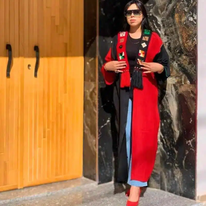 Femme portant un kimono rouge long brodé à la main, style artisanal et élégant