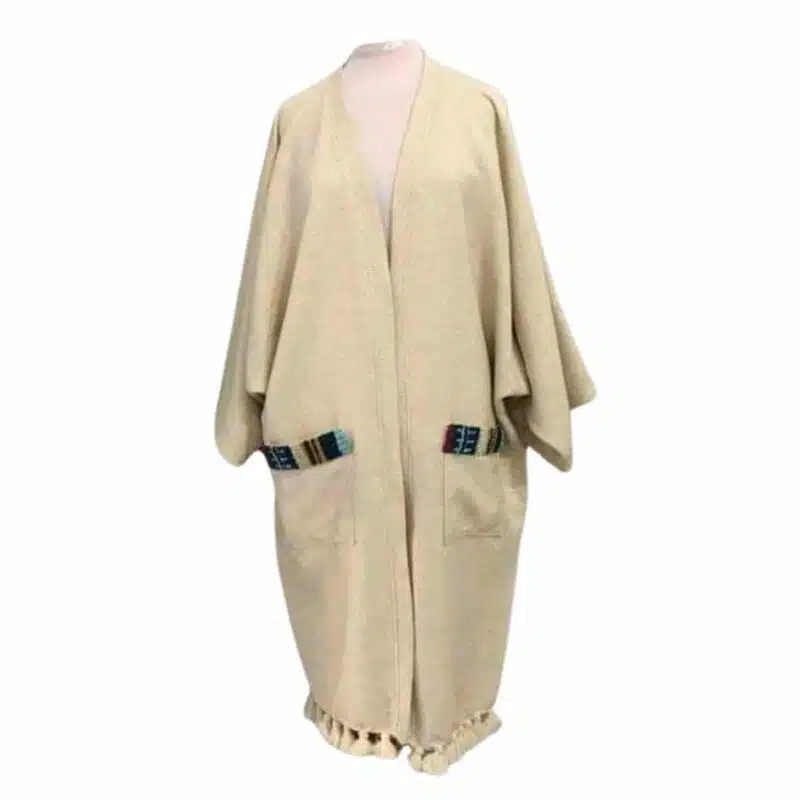 Kimono femme blanc cassé, artisanal, vue de face, style casual.