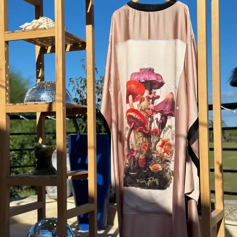 Kimono boho beige avec illustration mushroom avec du détails dans les mains et col noirs (2)