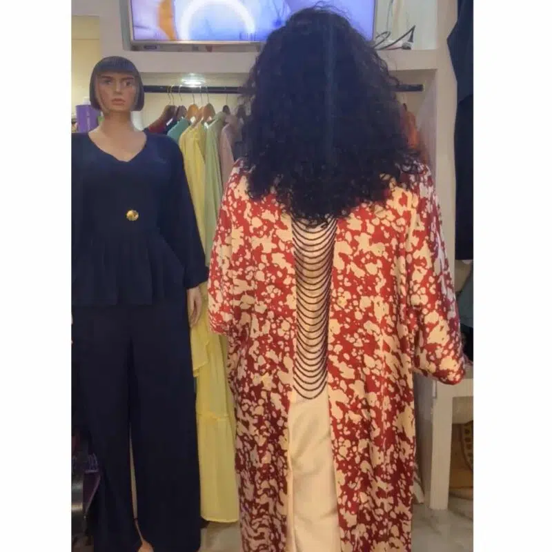 Ensemble kimono femme chic : robe longue satinée crème et kimono floral rouge 2