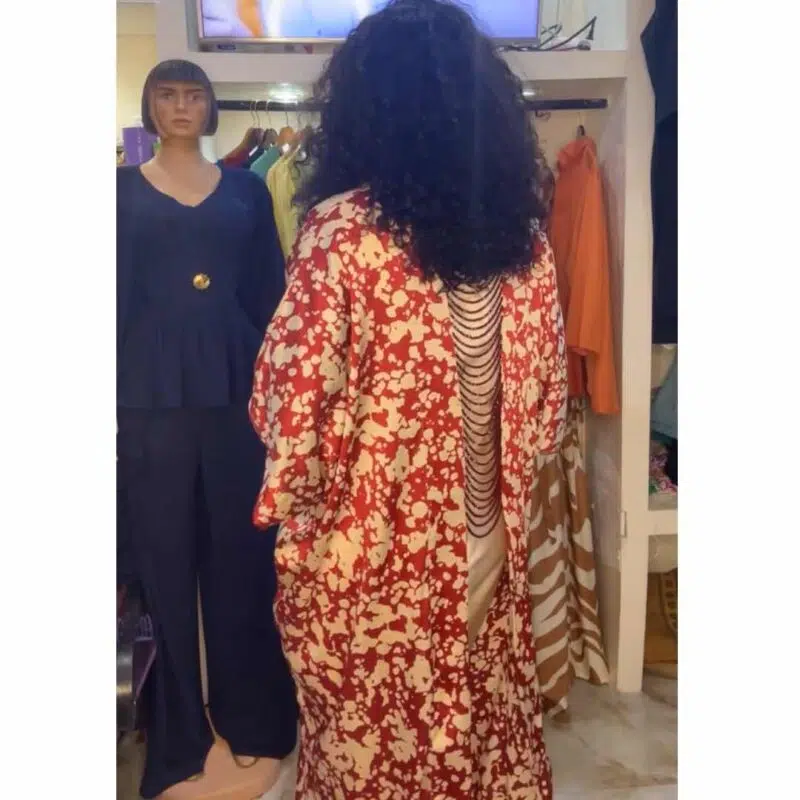 Ensemble kimono femme chic : robe longue satinée crème et kimono floral rouge