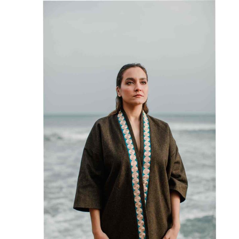 kimono femme en laine marron avec galon vert doré